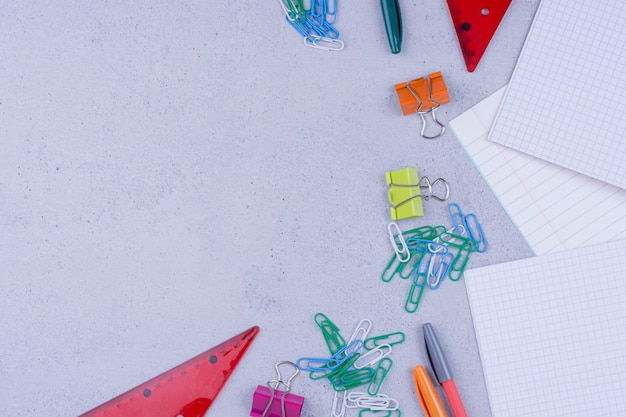 Herramientas de oficina o escuela con papel y lápices.