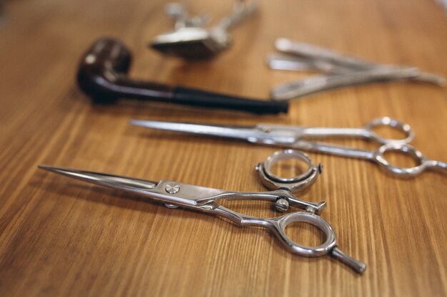 Herramientas de peluquería en el fondo de madera