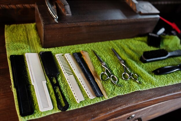 Herramientas de peluquería en la mesa de fondo de madera