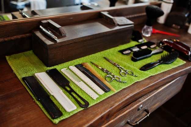 Foto gratuita herramientas de peluquería en la mesa de fondo de madera