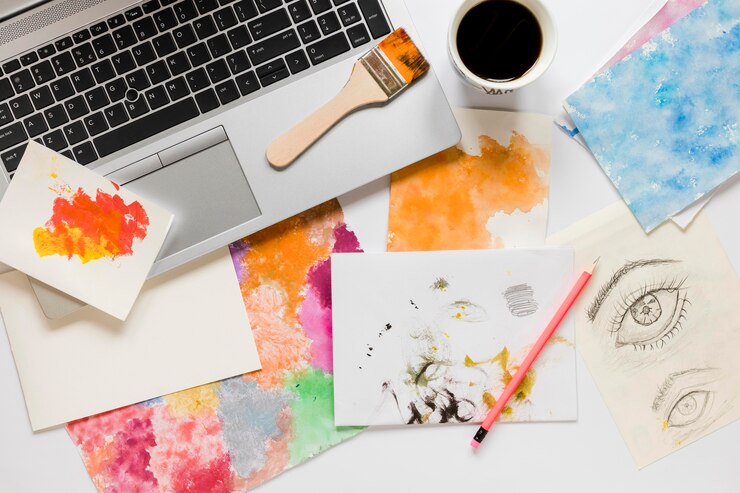 Foto gratuito herramientas para pintar portátiles y artistas