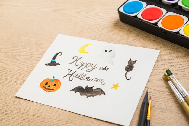 Foto gratuita herramientas de pintura cerca del dibujo de halloween