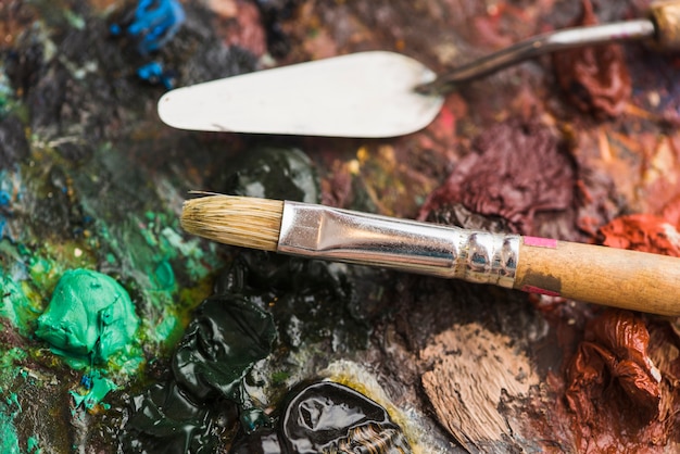 Foto gratuita herramientas de pintura en la paleta áspera