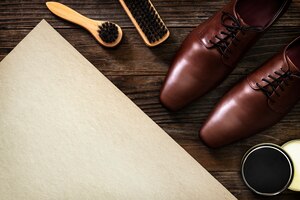 Foto gratuita herramientas de pulido de zapatos de mesa de papel vintage en trabajos y concepto de carrera