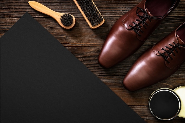 Herramientas de pulido de zapatos de mesa de papel vintage en trabajos y concepto de carrera