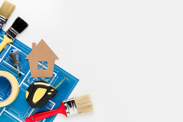 Herramientas de reparación y arreglo de casa de cartón con espacio de copia Foto Premium 