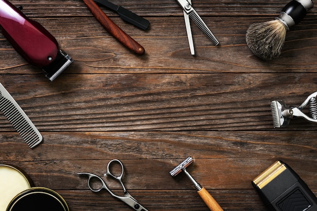 Herramientas de salón de marco vintage en una mesa de madera en trabajos y concepto de carrera