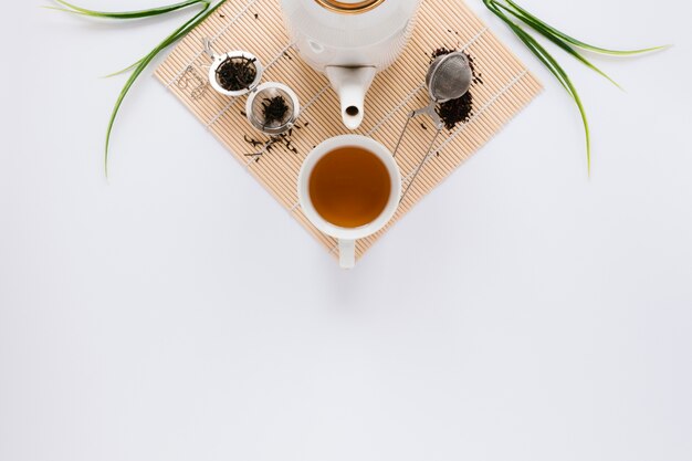 Hervidor de agua y taza de té con espacio de copia