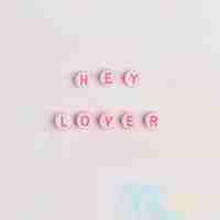 Foto gratuita hey lover perlas letras tipografía palabra