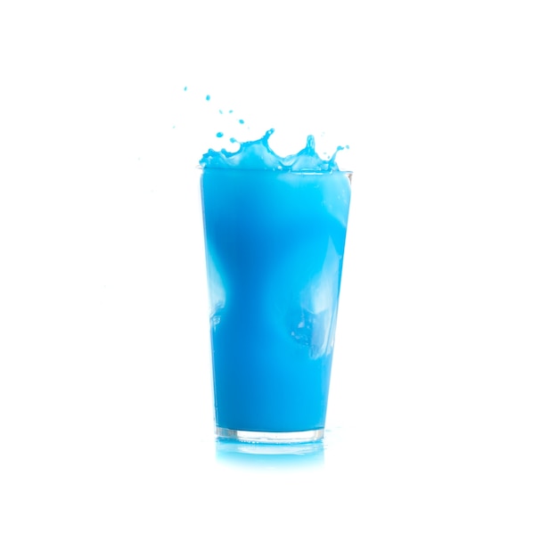 Hielo cayendo dentro de un vaso con bebida azul