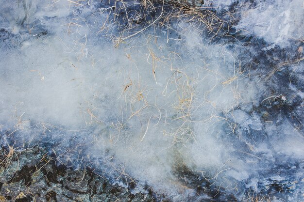 Hielo en la cima de una roca