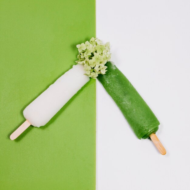 Hielo y flor de fruta blanca y verde