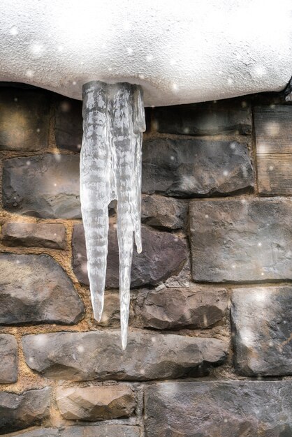 hielo nieve en el techo.