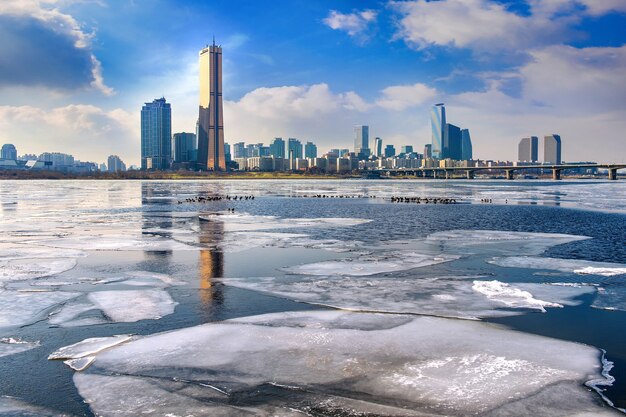 Hielo del río Han y el paisaje urbano en invierno, Seúl en Corea del Sur.