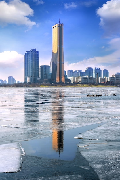 Hielo del río Han y el paisaje urbano en invierno, Seúl en Corea del Sur.