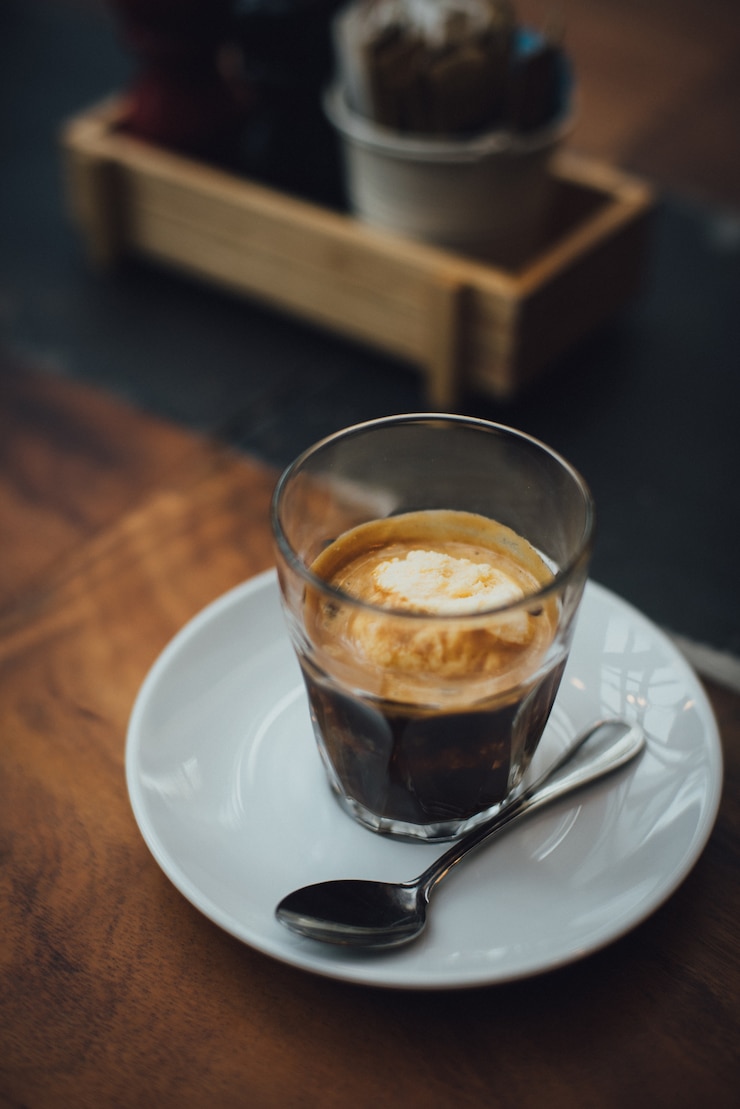 Hielo de vainilla en una taza saludable caliente