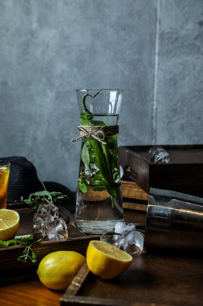 Hierbas y pimienta en vaso con agua