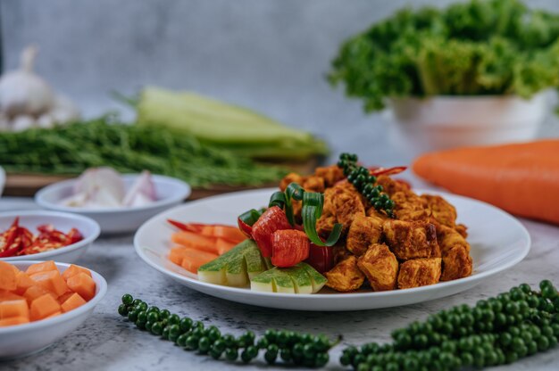 Hierbas Pollo frito con chile, tomate, pepino, zanahoria y pimiento fresco.