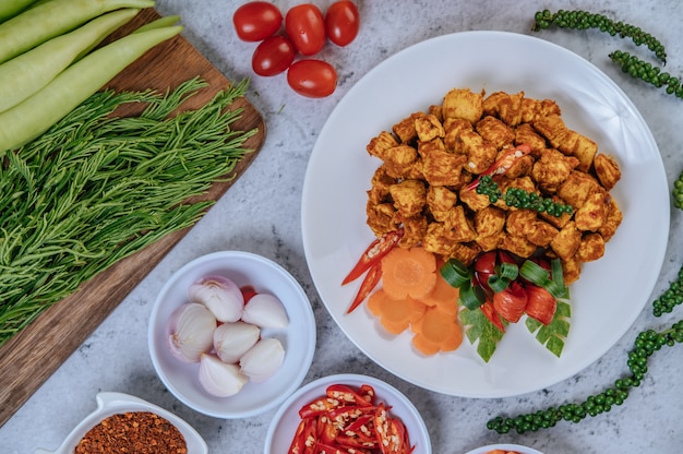 Hierbas Pollo frito con chile, tomate, pepino, zanahoria y pimiento fresco.