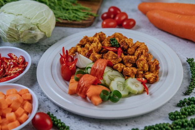 Hierbas Pollo frito con chile, tomate, pepino, zanahoria y pimiento fresco.