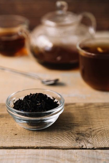 Foto gratuita hierbas de té negro con fondo borroso