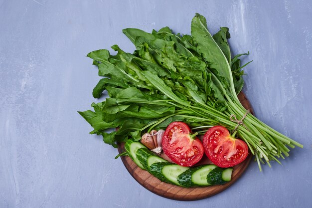 Hierbas verdes y ensalada en azul