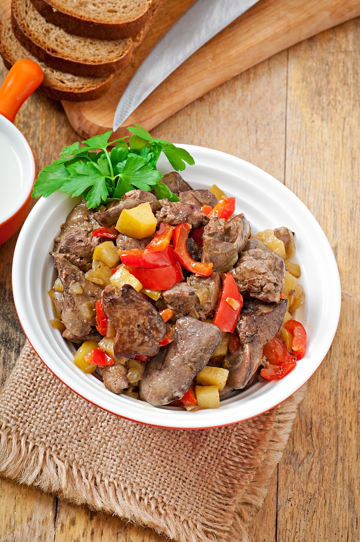 Foto gratuito hígado de pollo asado con verduras
