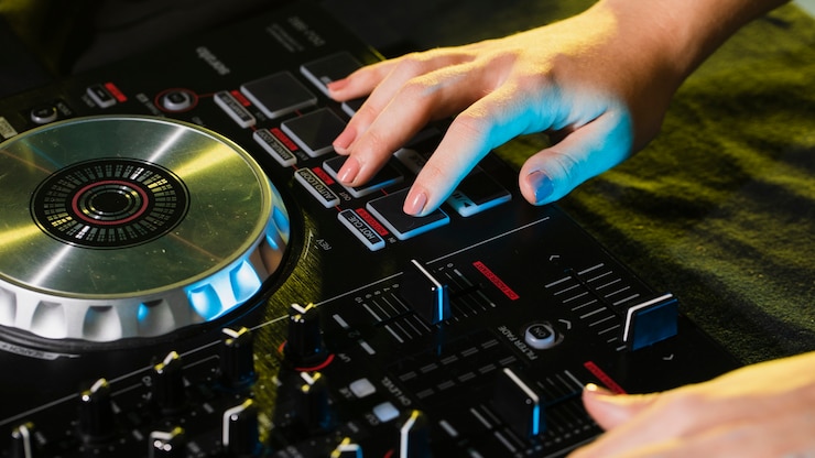 Photo Gratis high angle control panel of dj