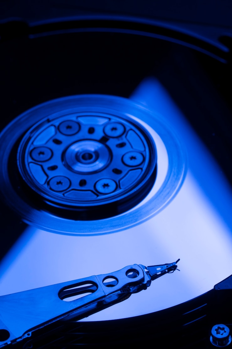 Photo Gratis high angle hard drive components in blue light