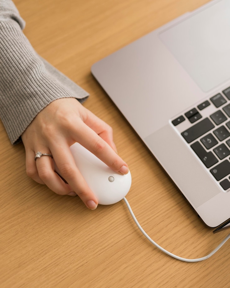 Photo Gratis high angle woman on laptop using mouse