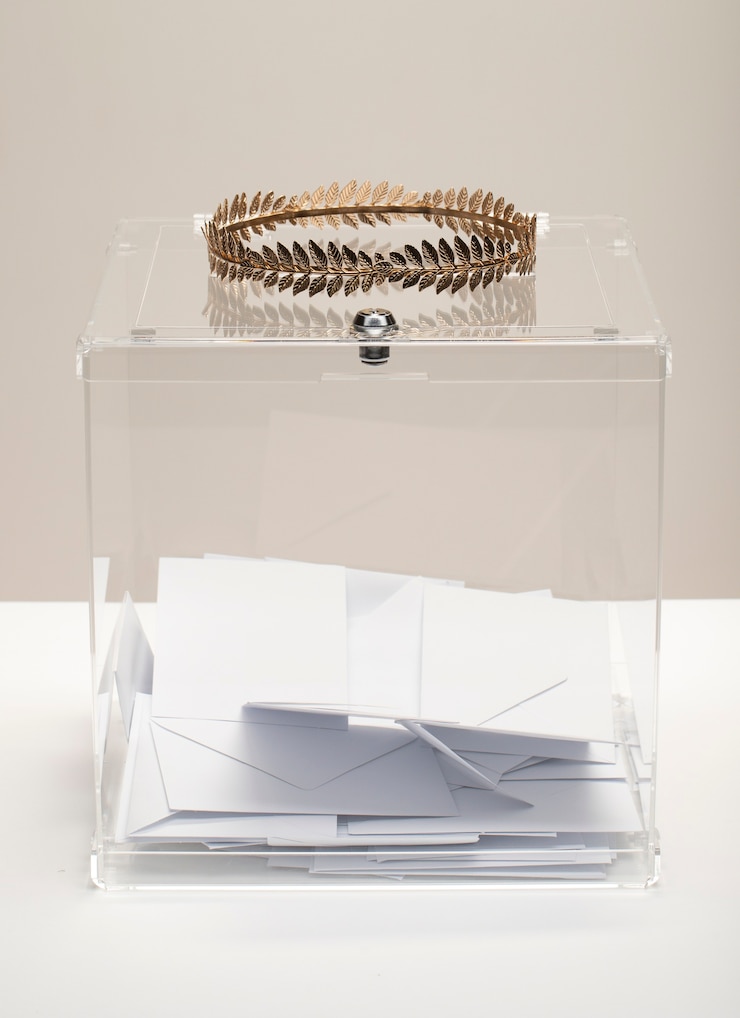 Photo Gratis high view transparent ballot box with crown
