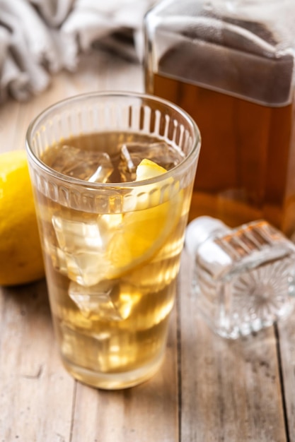 Highball Whiskey con refresco y bebida de limón en una mesa de madera