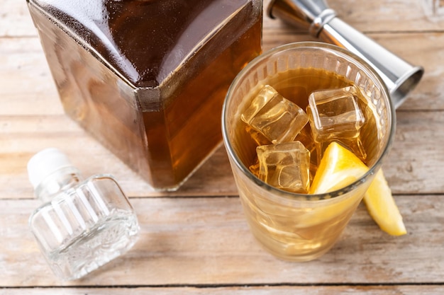 Foto gratuita highball whiskey con refresco y bebida de limón en una mesa de madera