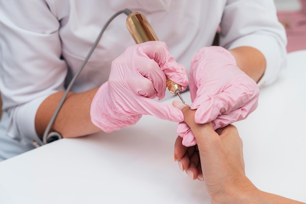 Foto gratuita higiene y cuidado de las uñas y uso de guantes de protección.