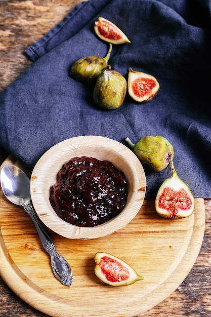 Higo verde con mermelada en mesa rústica