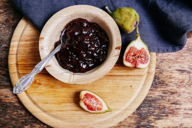 Higo verde con mermelada en mesa rústica