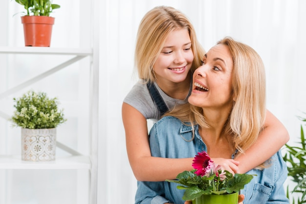 Hija abrazando madre