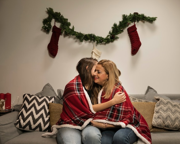 Hija abrazando a su madre para navidad