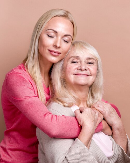 Hija abrazando a su madre con los ojos cerrados