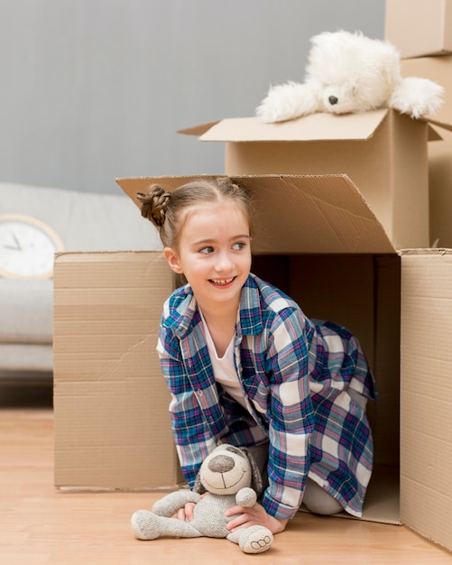 Hija ayudando a empacar las cajas