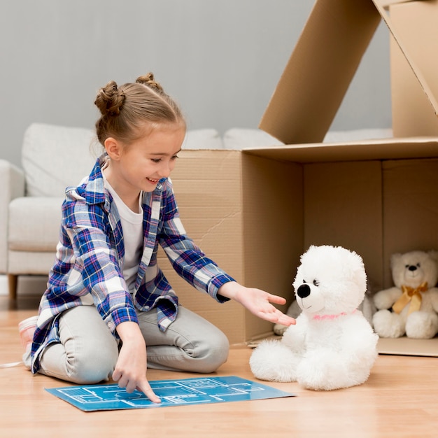 Hija ayudando a empacar las cajas