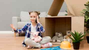 Foto gratuita hija ayudando a empacar las cajas