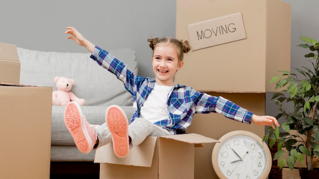 Hija ayudando a empacar las cajas