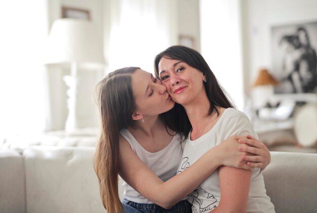 hija besa a su madre en la mejilla