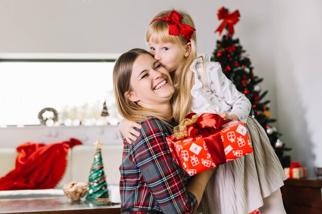 Hija besando madre en navidad