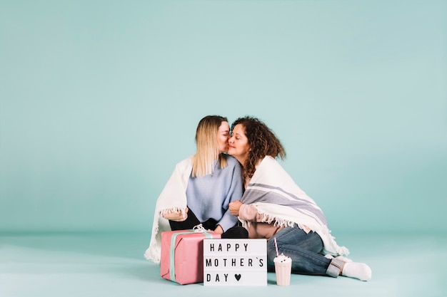 Hija besando a mamá en el día de la madre