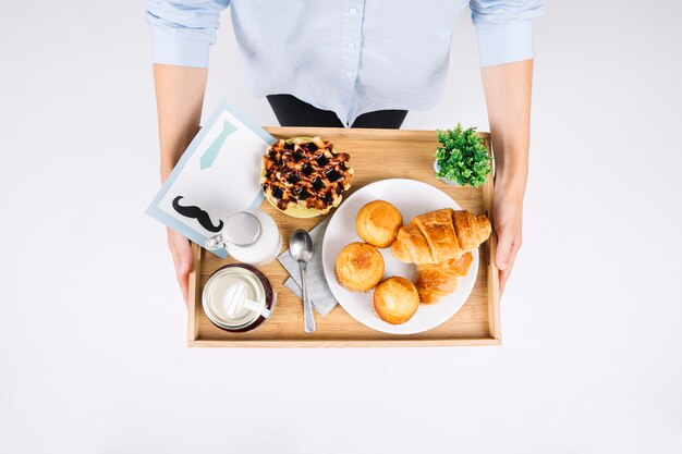 Hija de cultivos con desayuno para padre