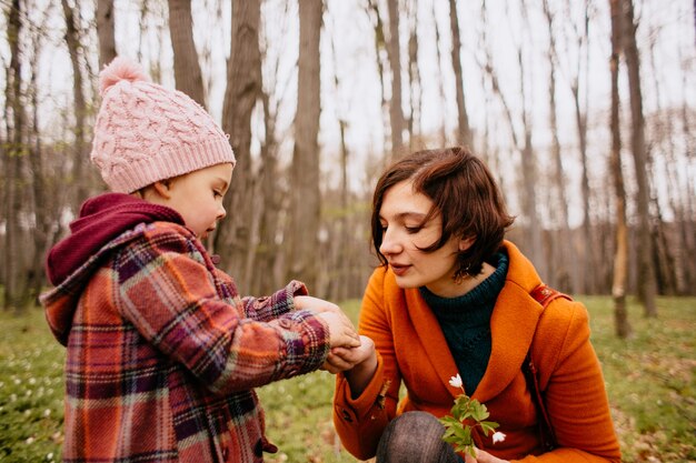 La hija le da un ramo a la madre