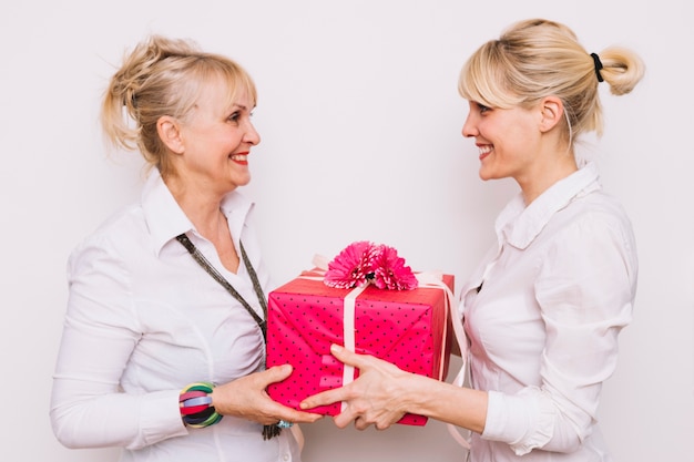 Hija dando regalo a madre