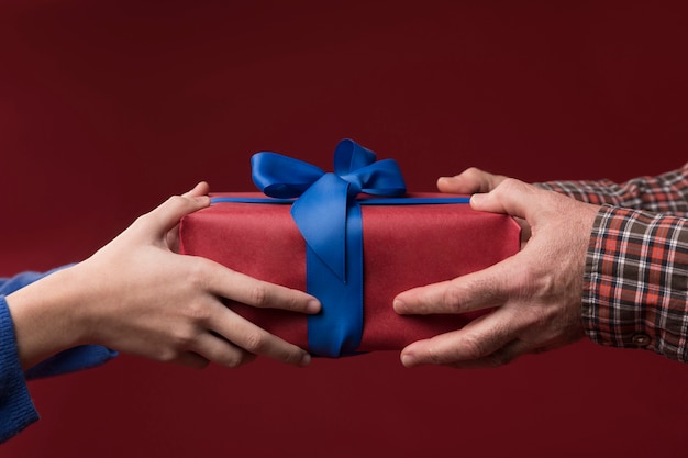 Hija dando un regalo a su padre